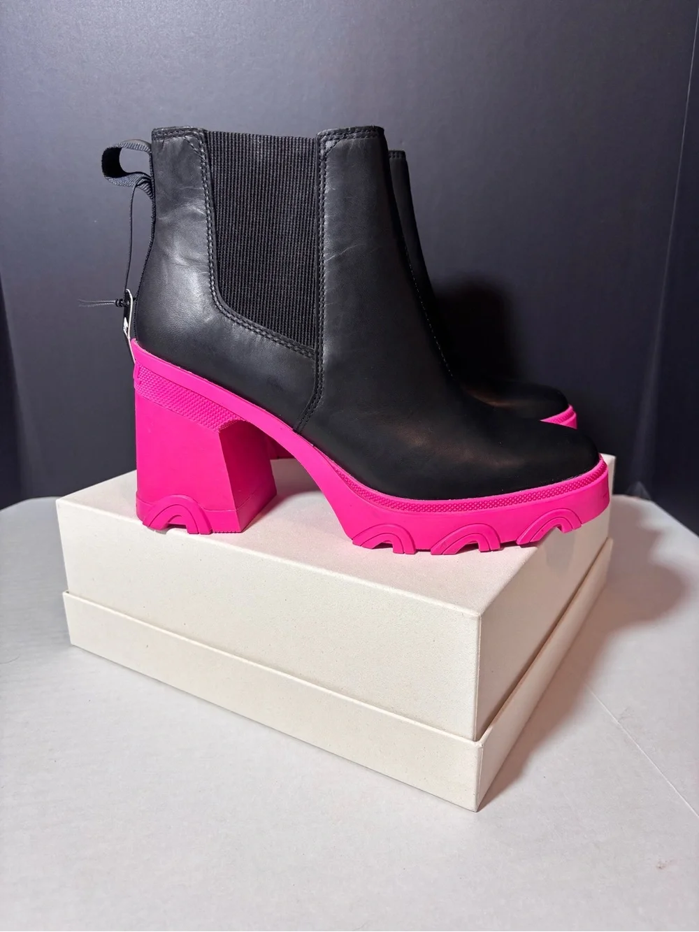 SOREL Brex Heel Chelsea Boots NWT Black Leather Hot Pink Sole Size 8.5